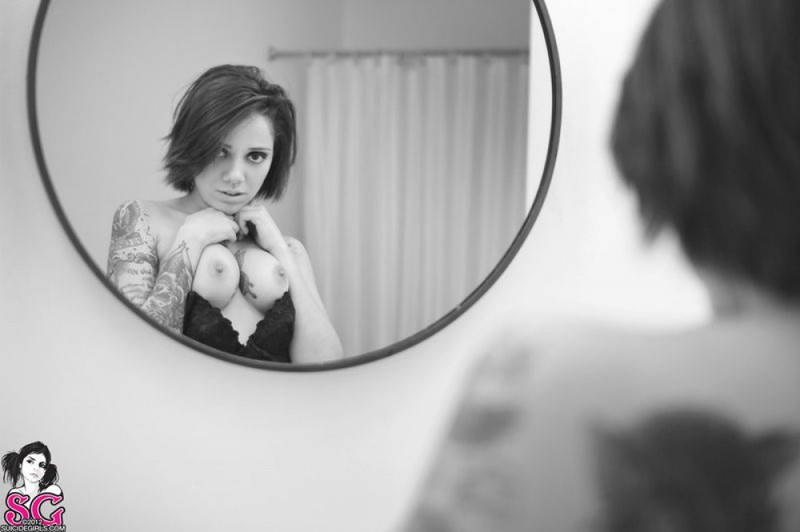 Черно-белые снимки татуированной неформалки с пирсингом в ванной 34 фото