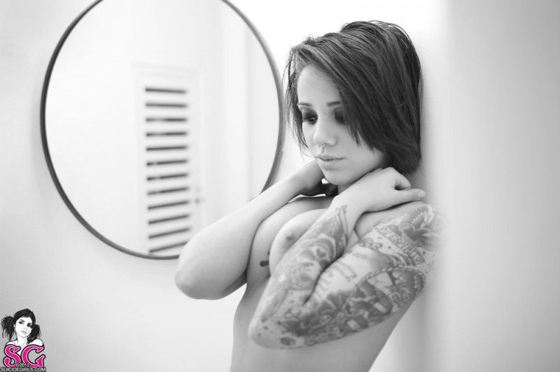 Черно-белые снимки татуированной неформалки с пирсингом в ванной 38 фото