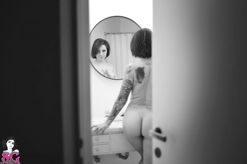 Черно-белые снимки татуированной неформалки с пирсингом в ванной 39 фото
