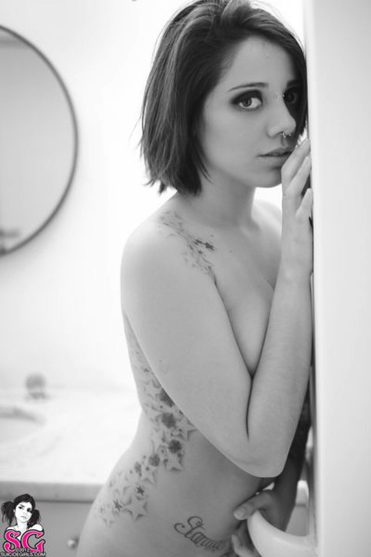 Черно-белые снимки татуированной неформалки с пирсингом в ванной 35 фото