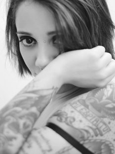 Черно-белые снимки татуированной неформалки с пирсингом в ванной