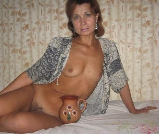 Аппетитные мамочки из России виляют сочными попками и голыми титьками 27 фото