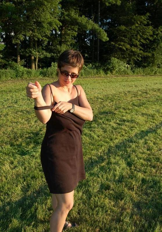 Женщина за 40 обнажила сиськи в поле 3 фото