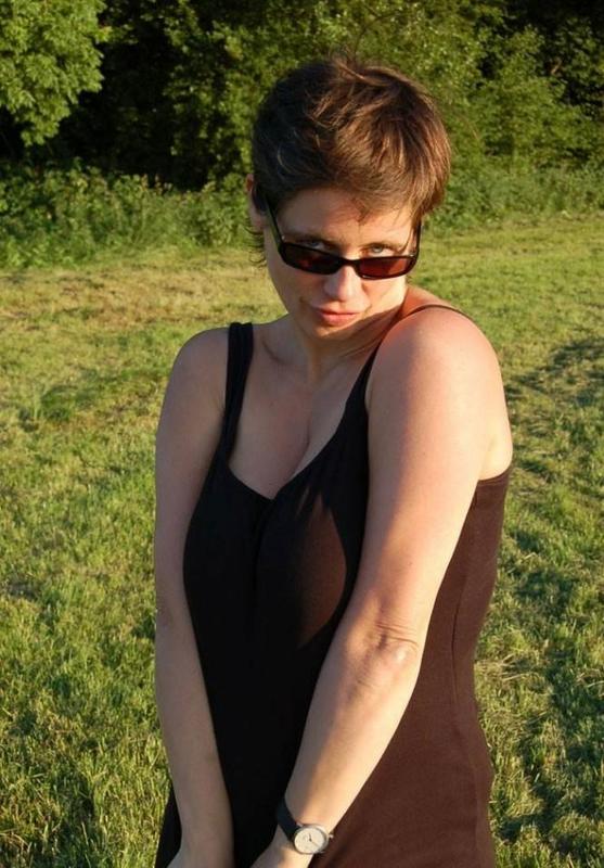 Женщина за 40 обнажила сиськи в поле 1 фото