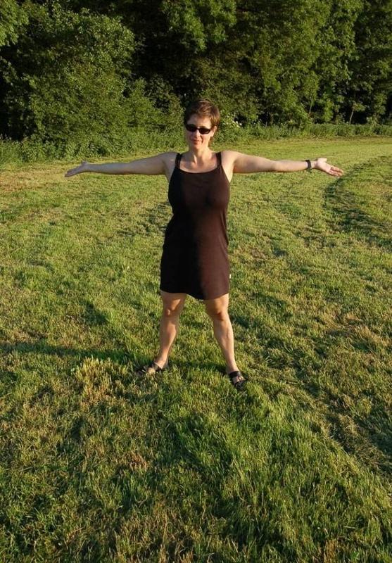 Женщина за 40 обнажила сиськи в поле 2 фото