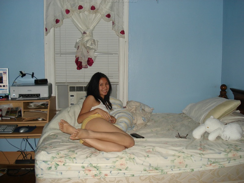 Азиатка позирует на кровати голая и делает пошлые селфи 12 фото
