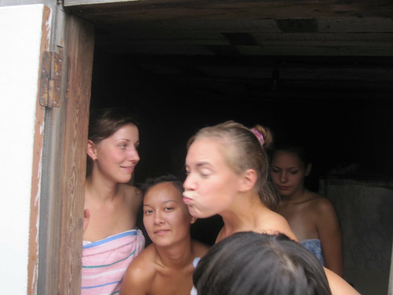 Молодые девки развлеклись в селе 4 фото