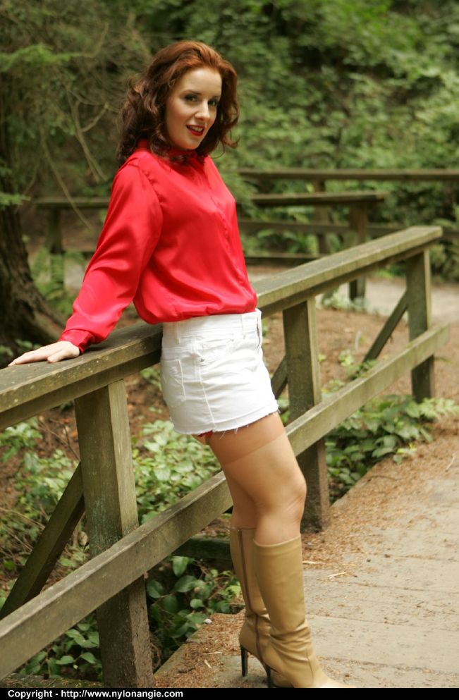 Рыжая зрелка в сапогах и чулках задирает белую юбку в парке 1 фото