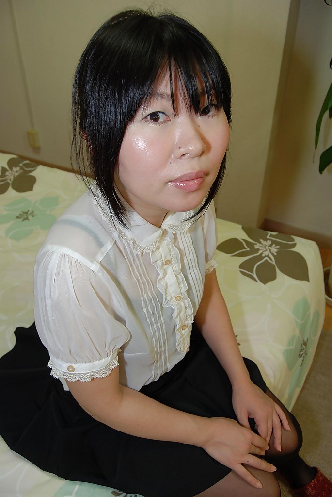Азиатка сняла юбку на кровати и любовник сунул ей в киску палец 1 фото