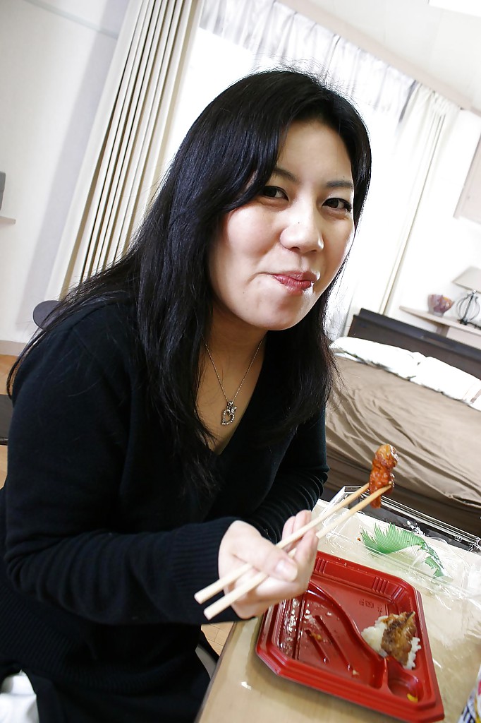 Азиатка показывает волосатую киску и очко в обеденный перерыв 2 фото