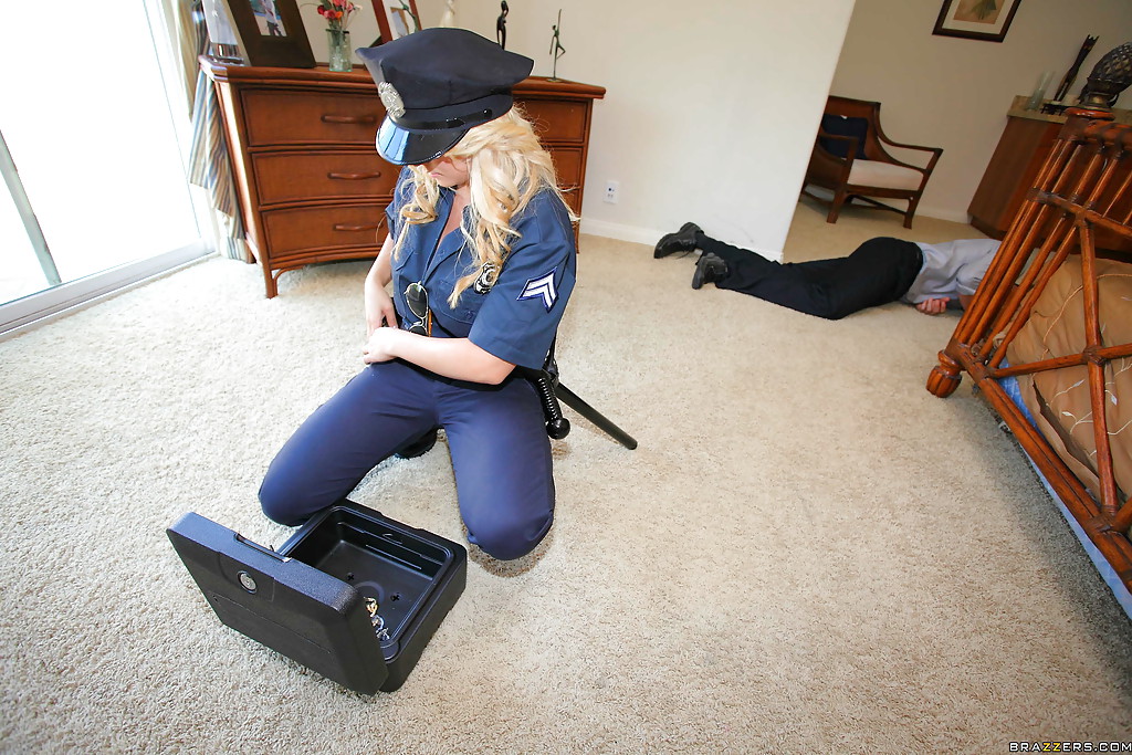 Грудастая полицейская Madison Ivy потрахалась с преступником дома 3 фото